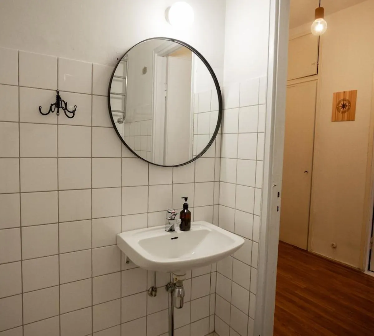 Le Petit Sommelier -Near Metro, Garden View, Large Apartment Helsinki 0*,