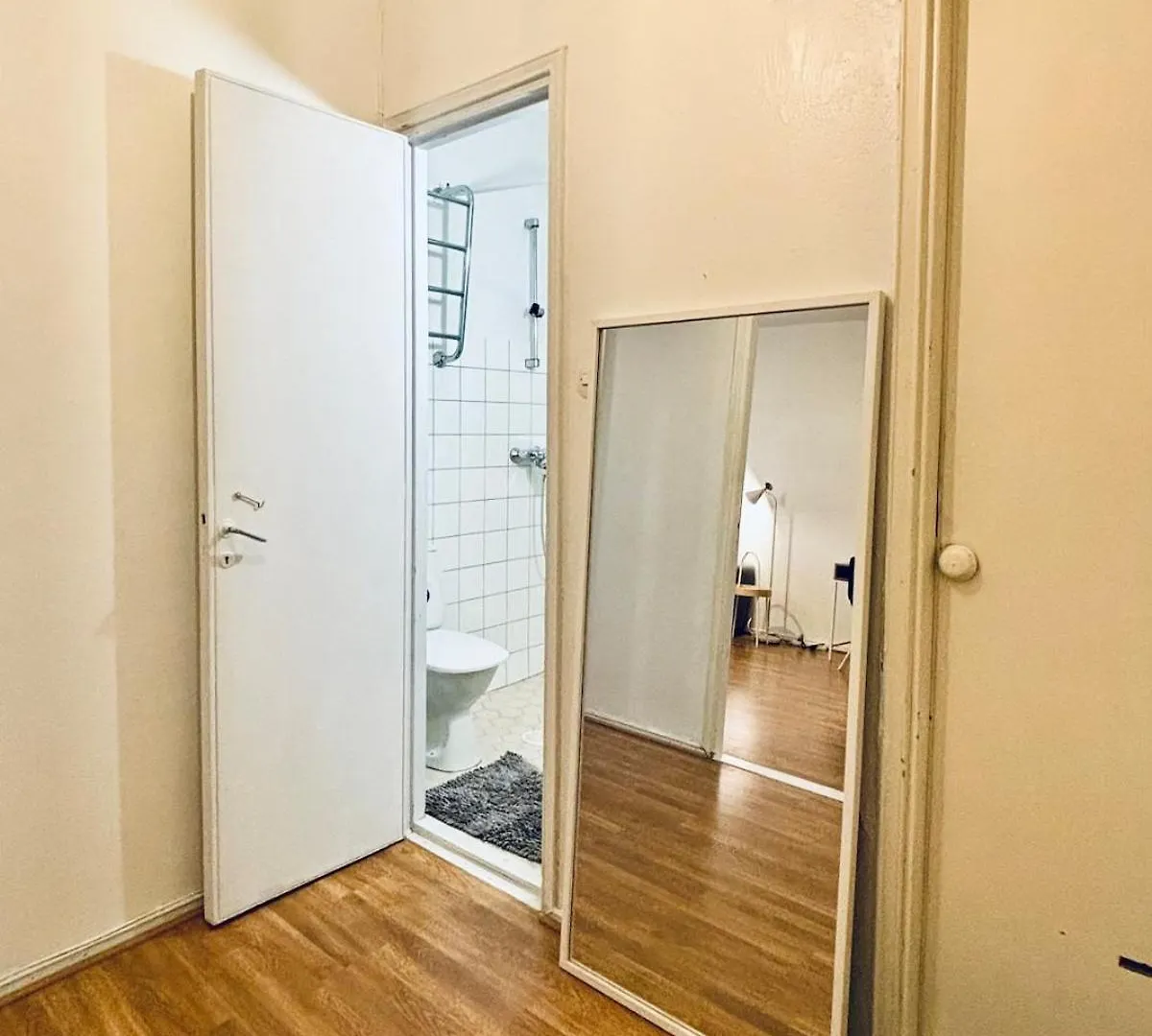 Le Petit Sommelier -Near Metro, Garden View, Large Apartment Helsinki